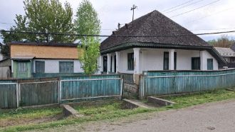 Casa la munte cu panouri fotovoltaice