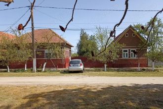 Vand casa cu gradina