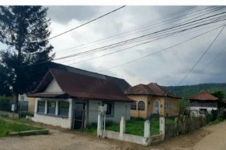 Mioveni- Clucereasa - Arges, Vand Casa 2 camere la DN 73 C-lung.