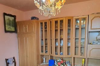 Vand apartament 2 camere et.4 zona Cedonia