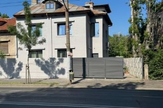 Casa individuala cu 8 camere in Drumul Sarii