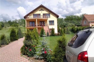 Casa individuala cu 8 camere in Corunca