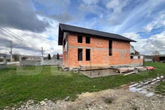 Casa la rosu cu 4 camere, 180 mp, 6 ari de teren, zona Cepari