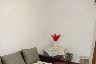 Garsoniera, Etaj 2, Podu Ros apropiere