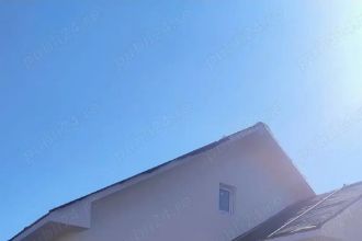 Casa cu teren 250 mp ?i patru camere dec. utilate.